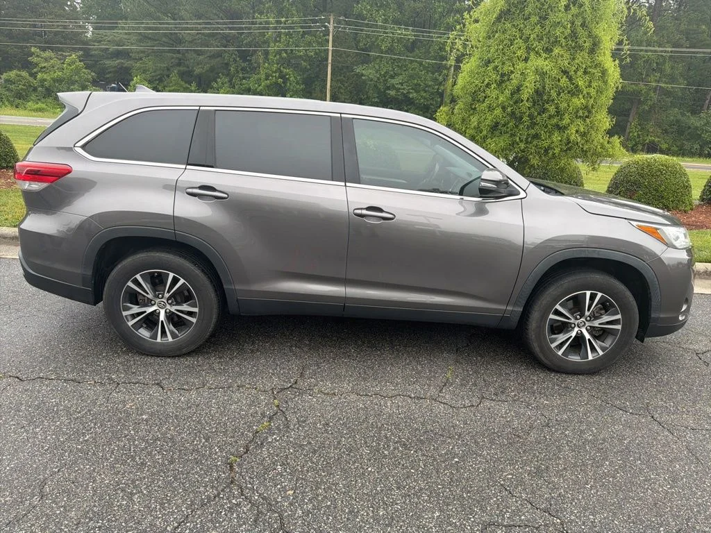2019 Toyota Highlander LE Plus 4x2 V6's photo