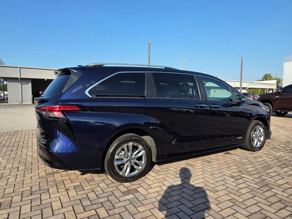 Used 2021  Toyota Limited image 11