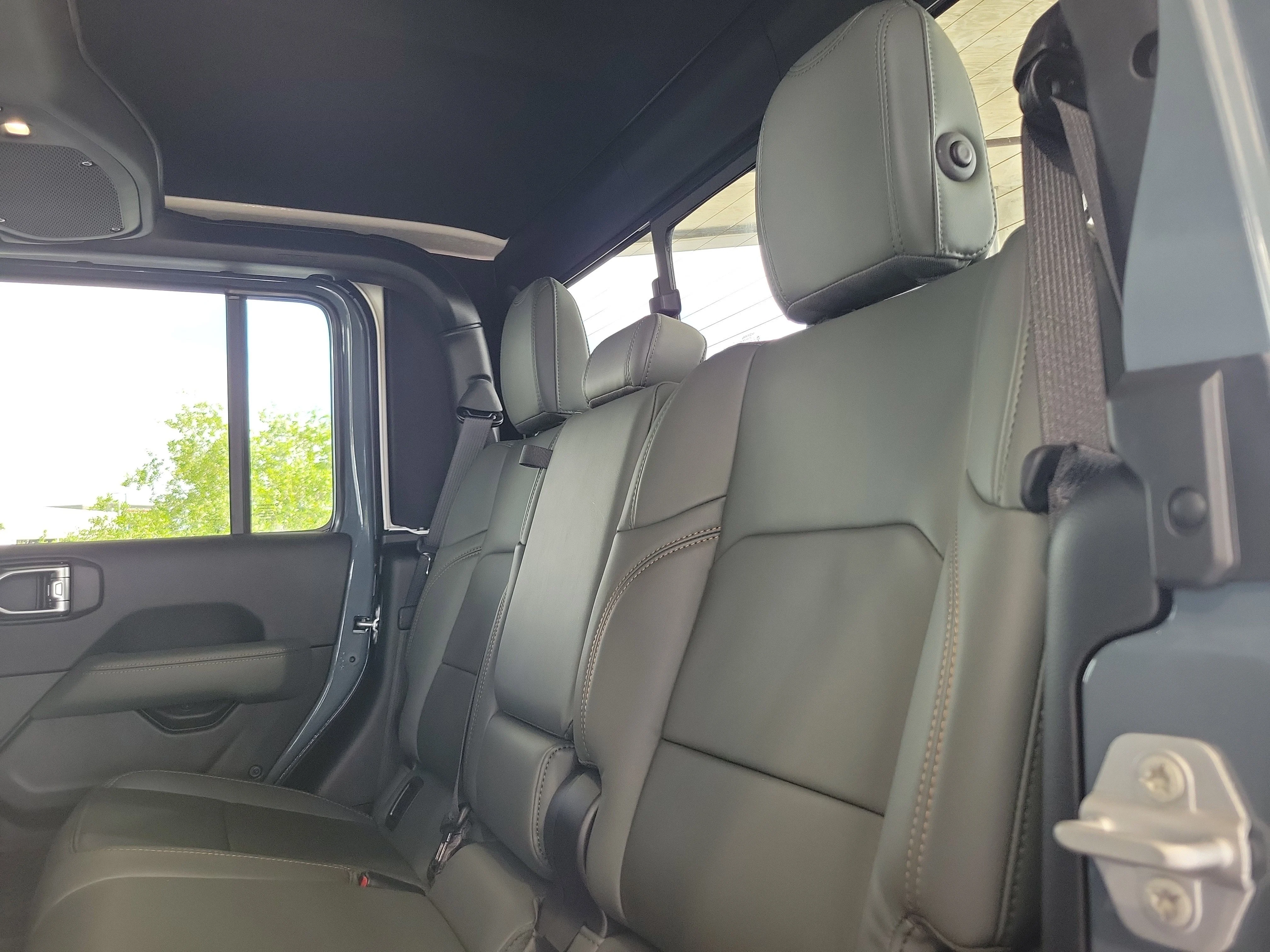 New 2025 Anvil Clear-Coat Exterior Paint Jeep Mojave X image 7