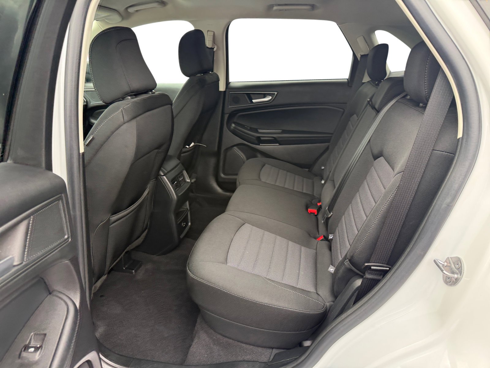 Used 2021 Oxford White Ford SE image 16