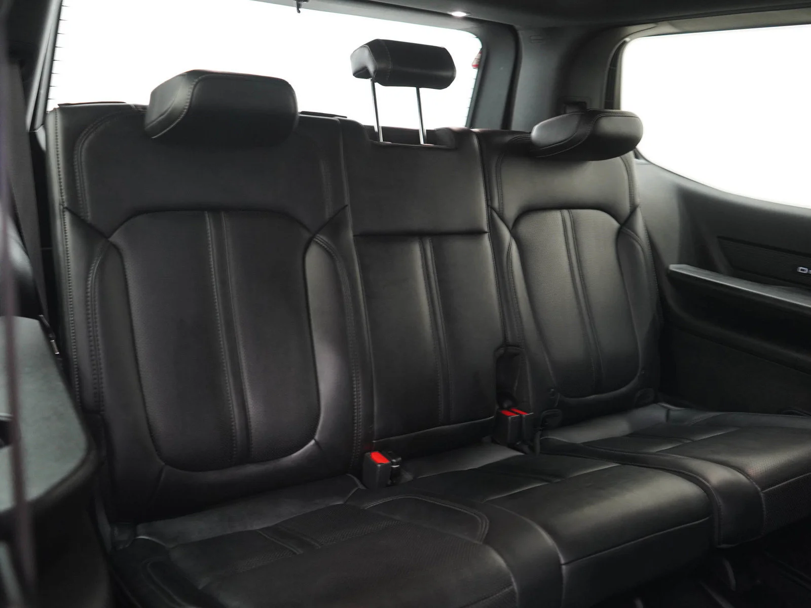 Used 2024 Diamond Black Crystal Pearlcoat Jeep Series III image 13