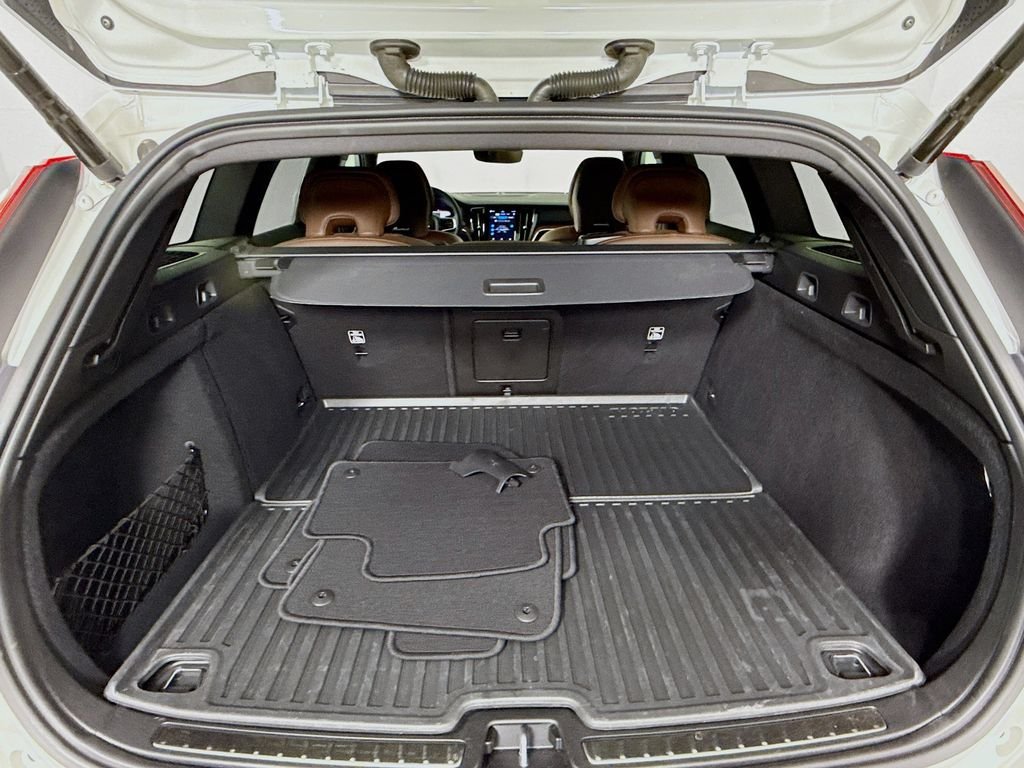 Used 2024 White Volvo B5 Plus image 28