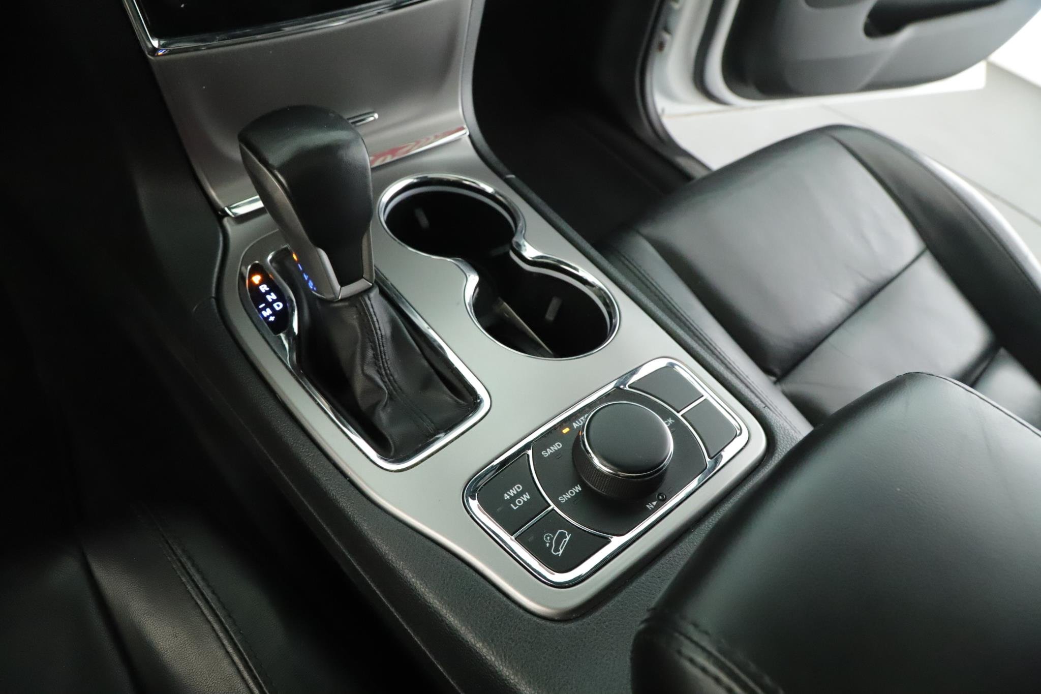 Used 2020 White Jeep Limited 4x4 image 16