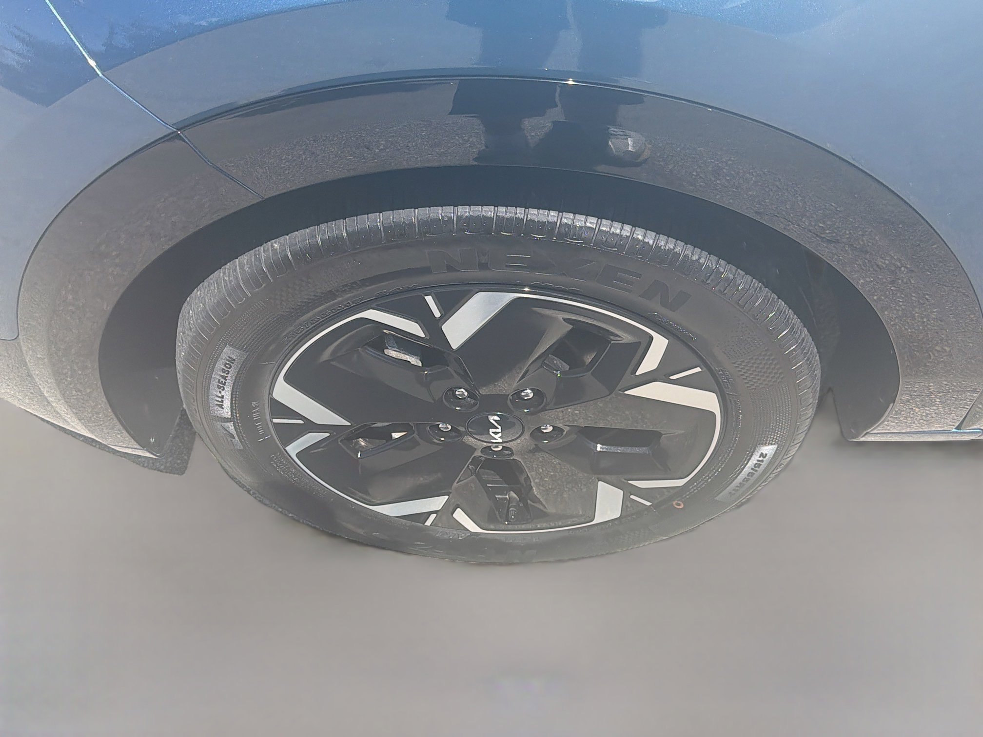 Used 2024 Mineral Blue Kia Wind image 34