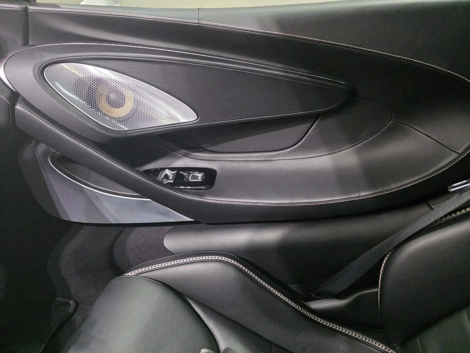 Used 2023 Silica White McLaren  image 16