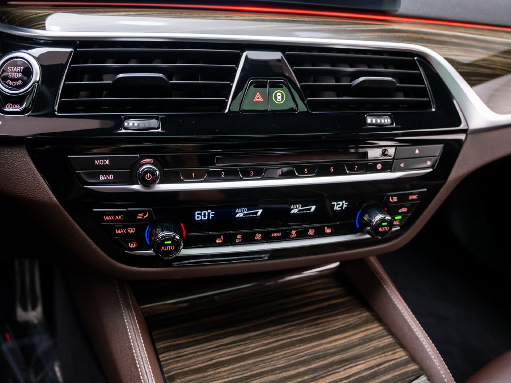 Used 2018 Carbon Black Metallic BMW M550i xDrive image 21
