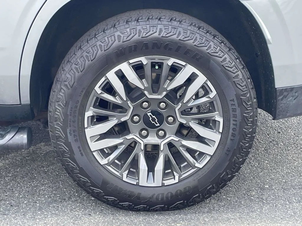 Used 2025 Gray Chevrolet Z71 image 12