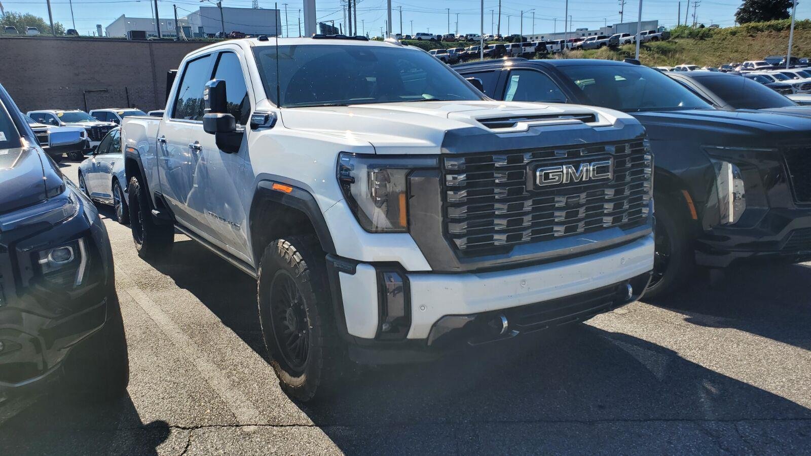 Used 2024 White Frost Tricoat GMC Denali Ultimate image 2