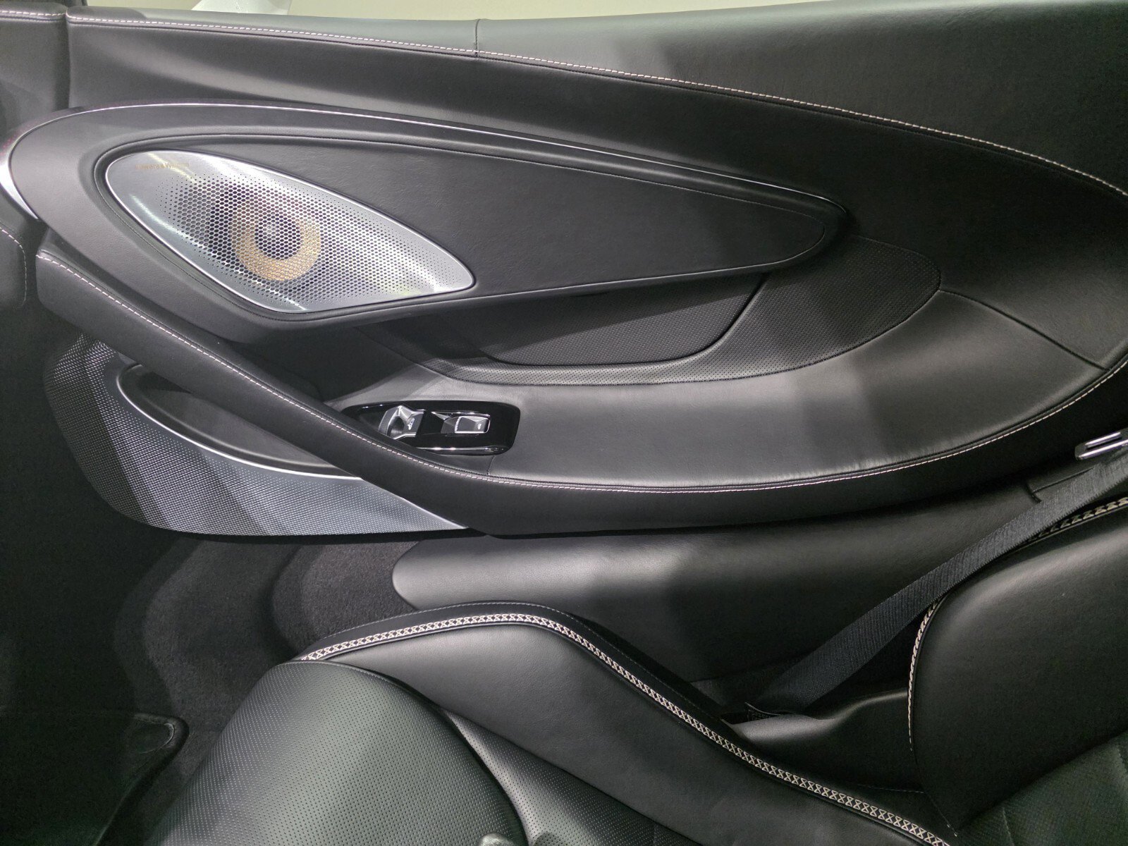 Used 2023 Silica White McLaren  image 16