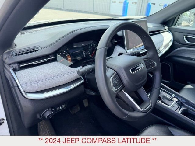 Used 2024 White Jeep Latitude image 10