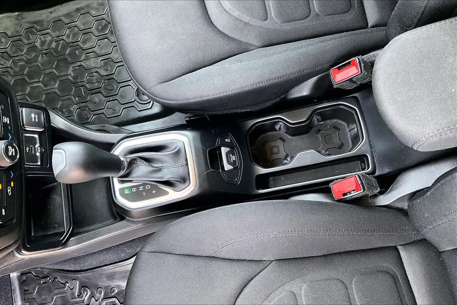 Used 2018 Glacier Metallic Jeep Latitude image 15