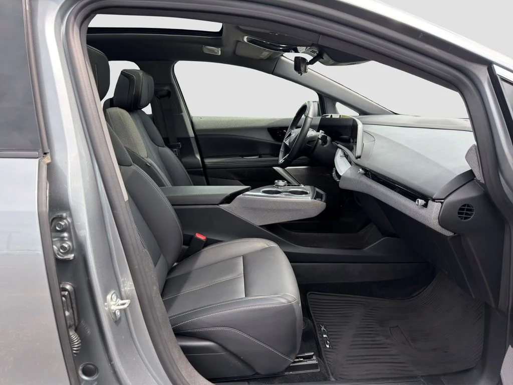 Used 2025 Silver Cadillac Luxury image 29