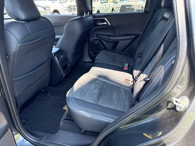 Used 2025  Mitsubishi  image 20