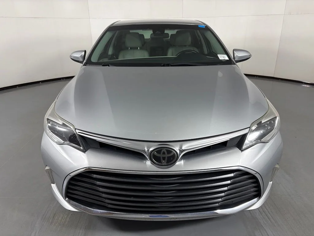 Used 2018 Silver Toyota XLE image 3