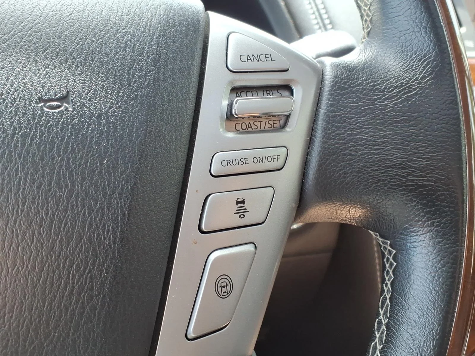 Used 2019 Black INFINITI LUXE image 15