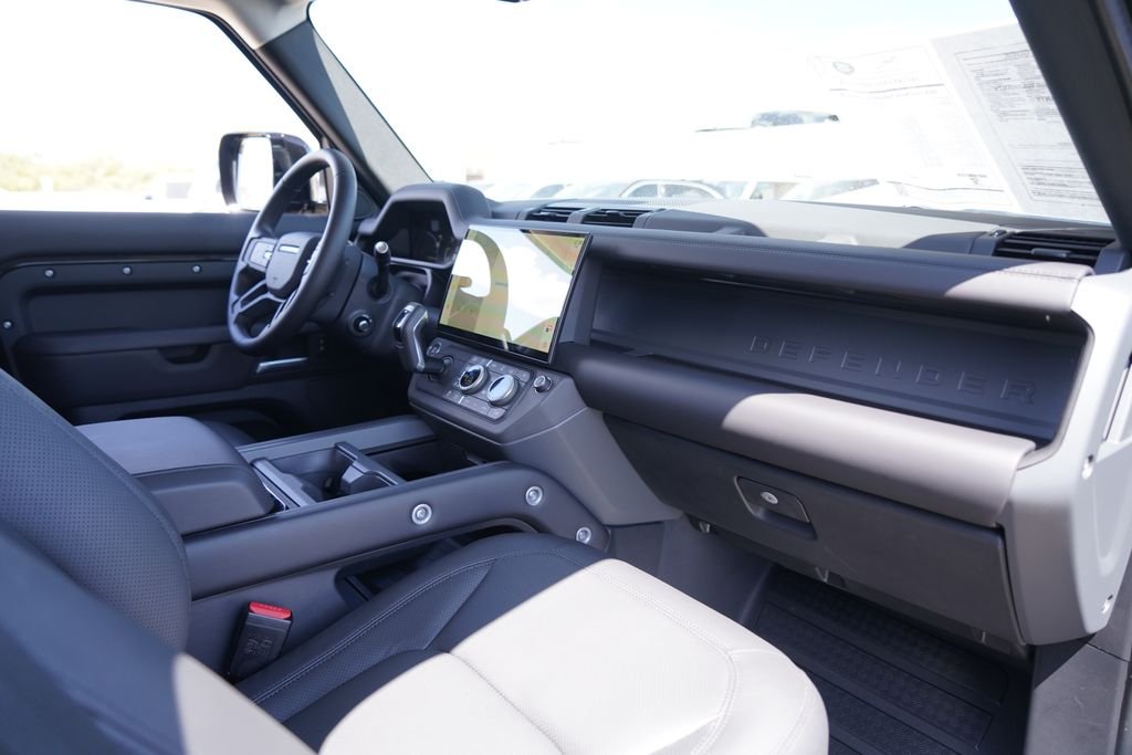 Used 2026 Black Land Rover X-Dynamic SE image 21
