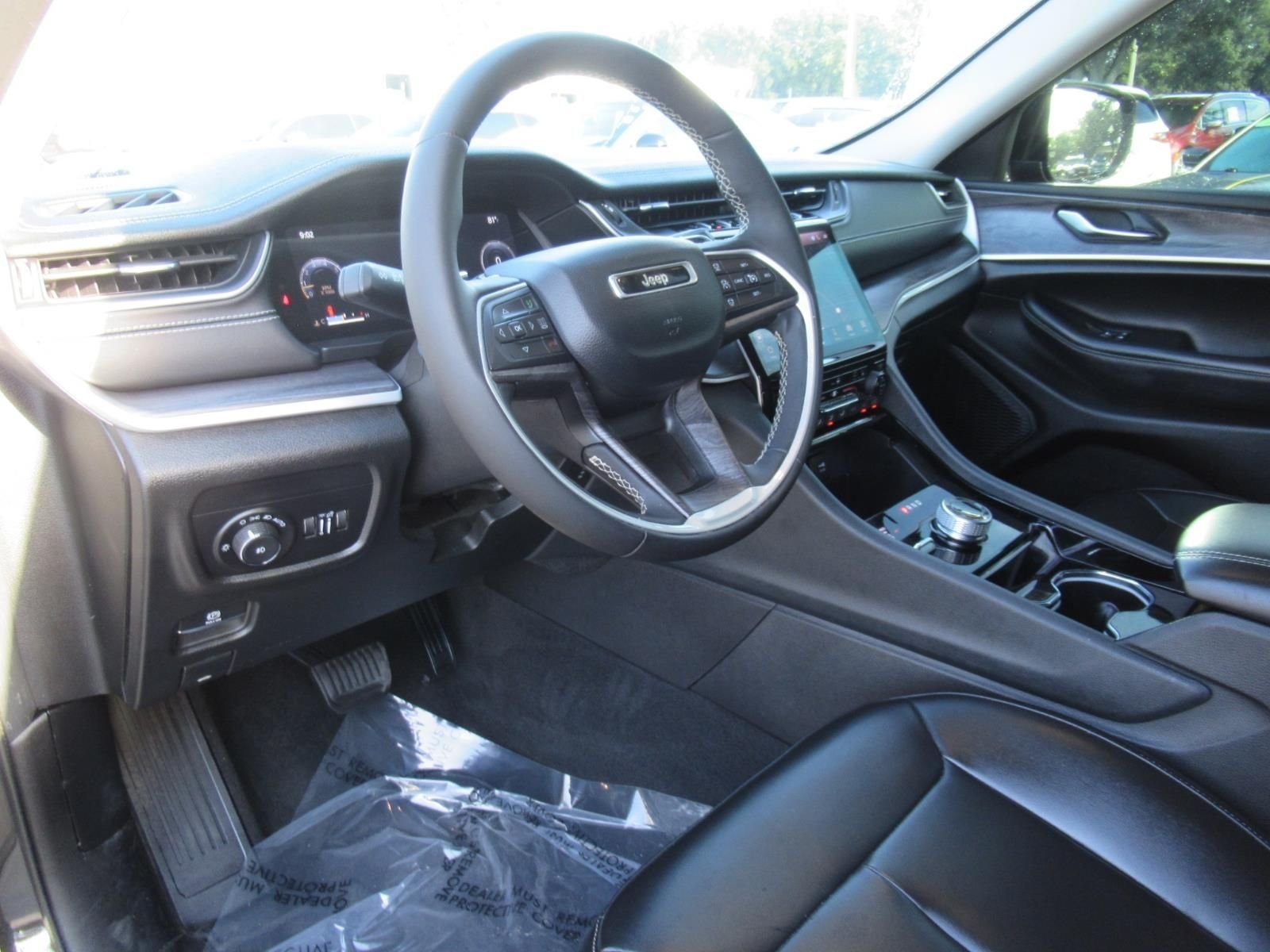 Used 2023  Jeep Limited image 18