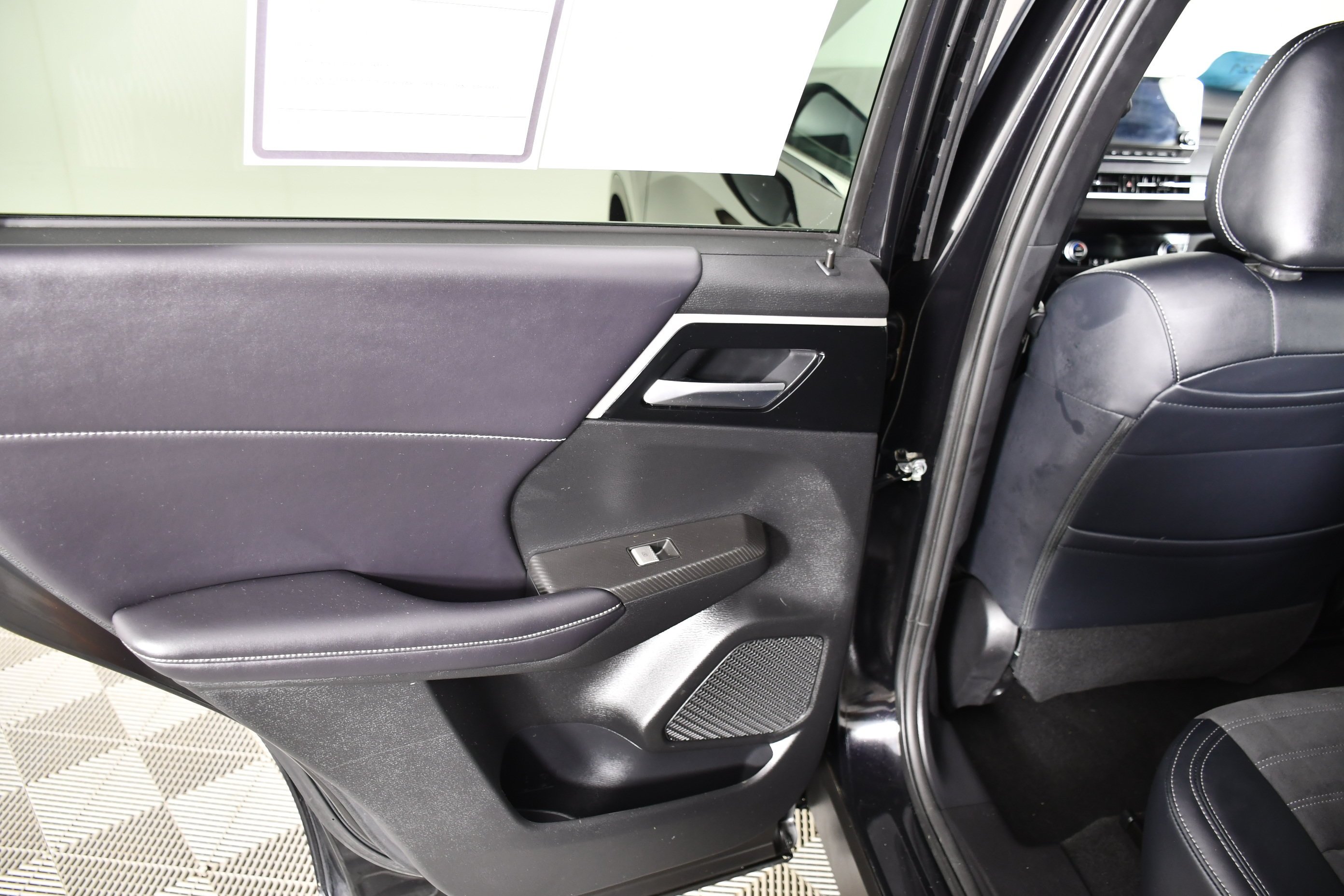 Certified Used 2024 Labrador Black Pearl Mitsubishi SE image 43