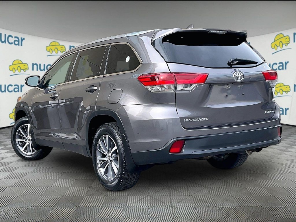 Used 2019 Gray Toyota XLE image 4