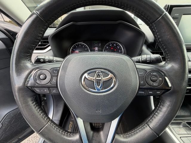 Used 2020 Silver Sky Metallic Toyota XLE Premium image 11