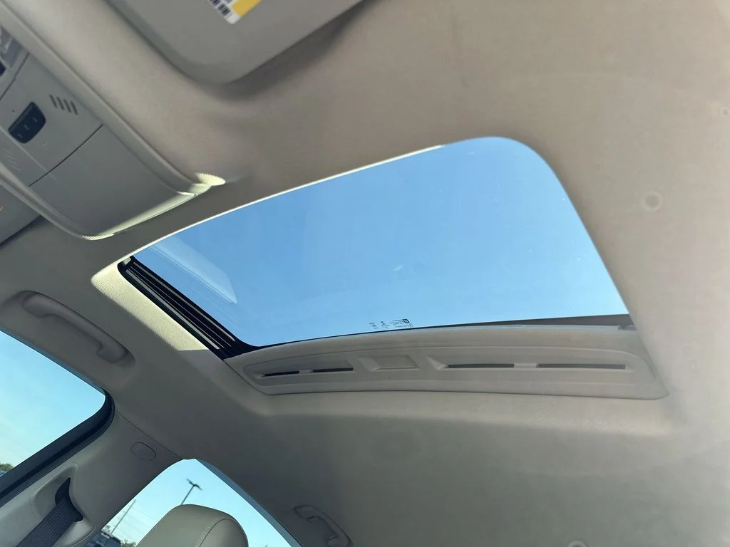 Used 2018 Silver Buick Essence image 27