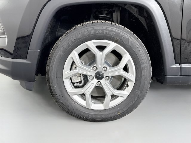 New 2026 Diamond Black Crystal Pearl-Coat Exterior Paint Jeep Latitude image 29