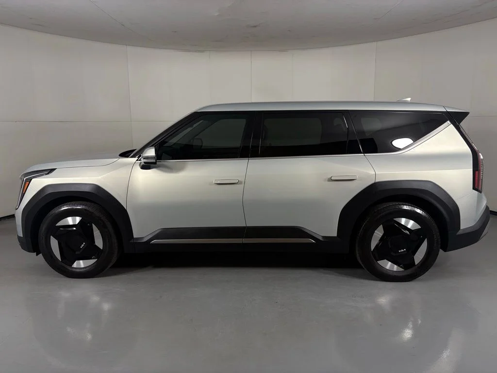 Used 2024 Ivory Kia Light image 5