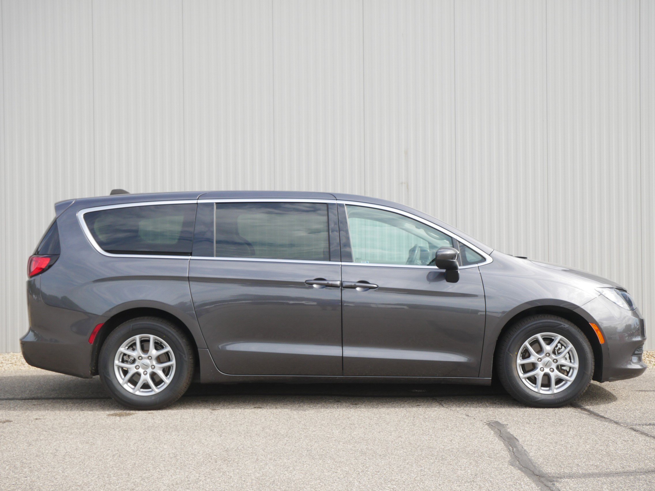 Used 2023 Granite Crystal Metallic Clearcoat Chrysler LX image 6