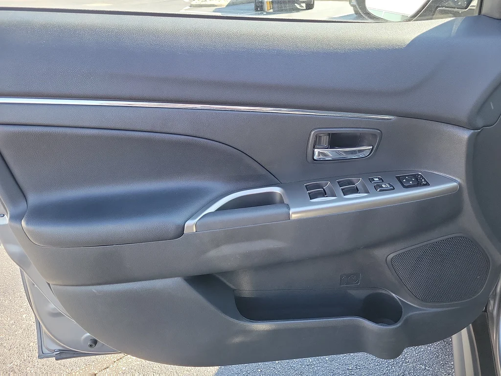 Used 2025 Mercury Gray Metallic Mitsubishi SE image 18