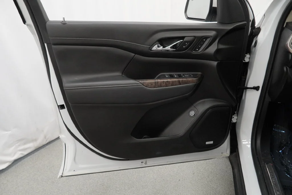 Used 2023 White Frost Tricoat GMC Denali image 28