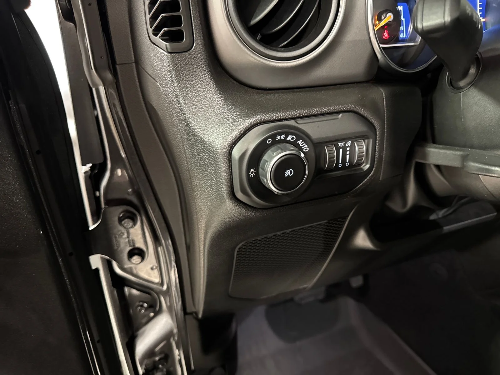 Used 2022 Crystal Metallic Jeep Sport S image 17