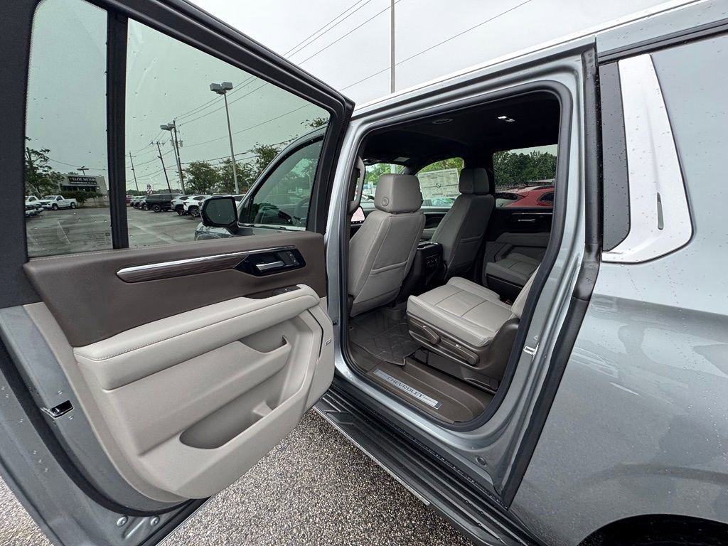 2026 Chevrolet Suburban LT - Photo 19