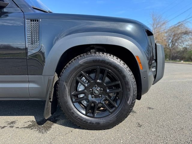 New 2023 Santorini Black Land Rover SE image 9