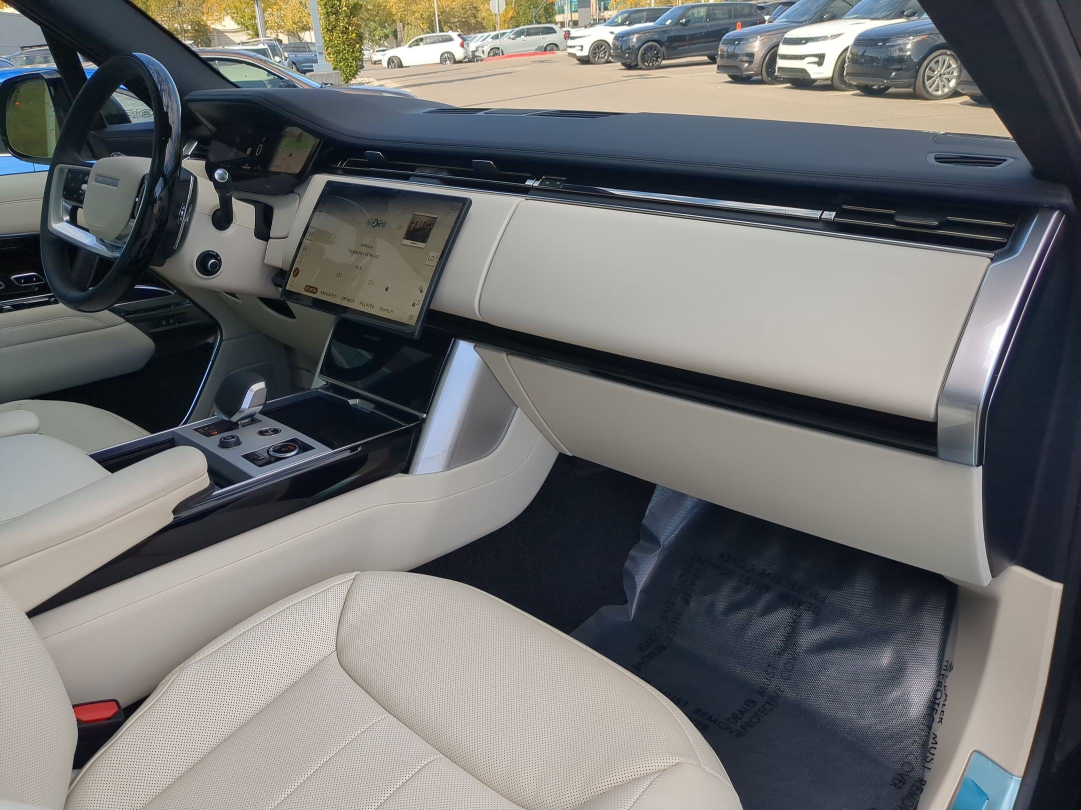 New 2027 Santorini Black Land Rover P530 SE image 32