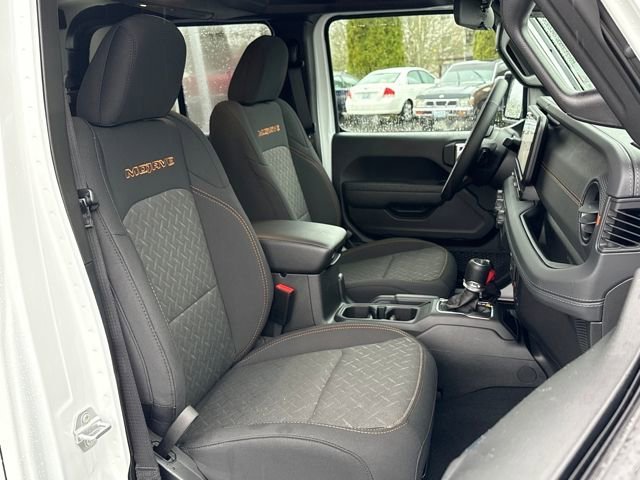 New 2026 Bright White Clear-Coat Exterior Paint Jeep Mojave image 26