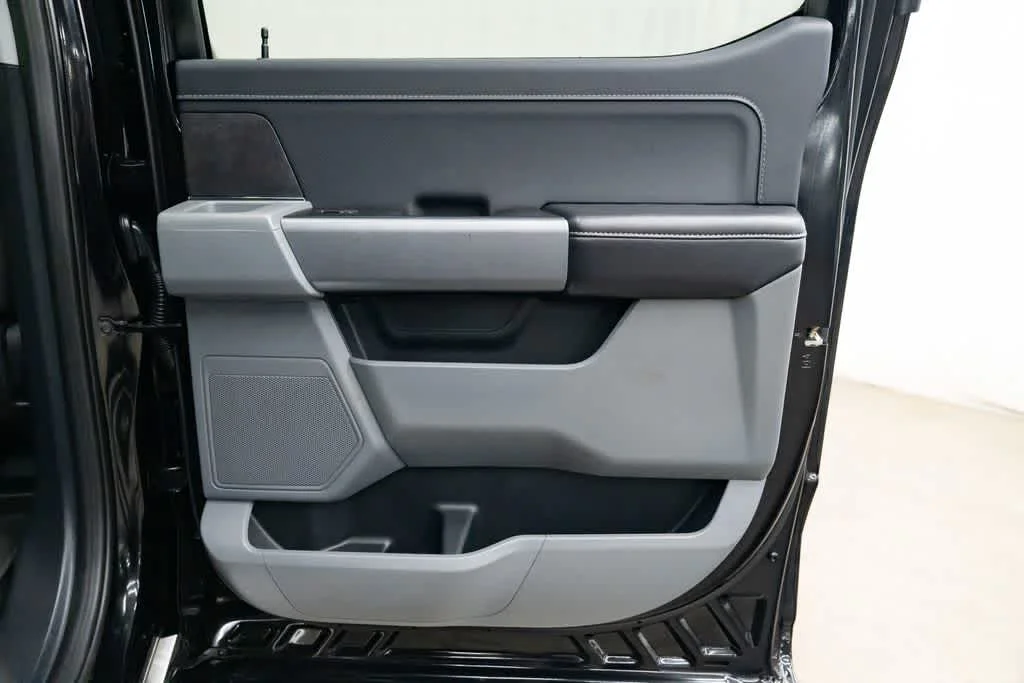 Used 2025 Agate Black Metallic Ford XLT image 28