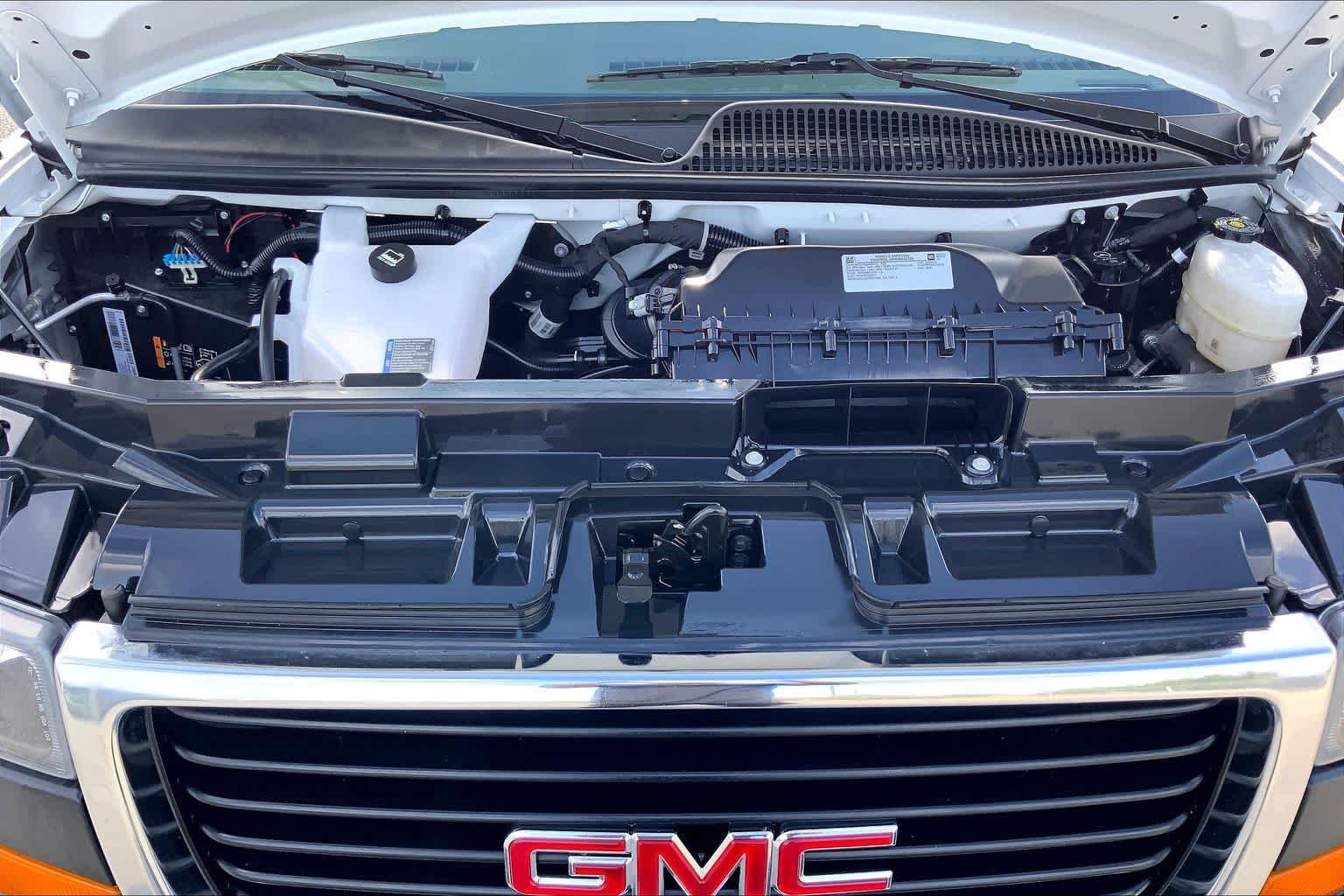 Used 2025 Summit White GMC LT image 29