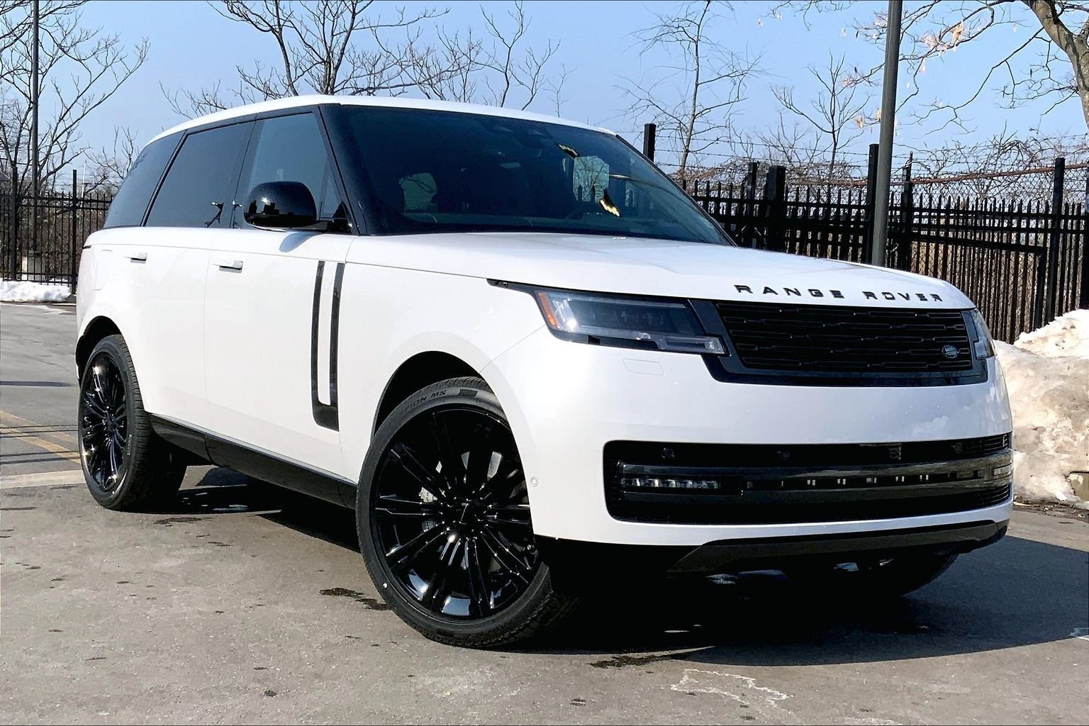 New 2026 Ostuni Pearl White Land Rover SE image 2