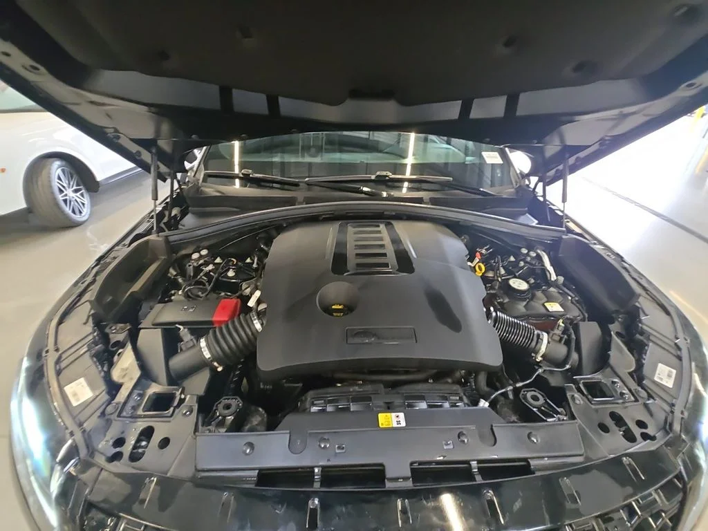 Used 2023 Black Land Rover R-Dynamic S MHEV image 30