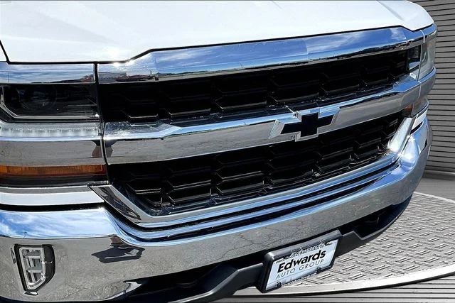 Used 2018 White Chevrolet LT image 34