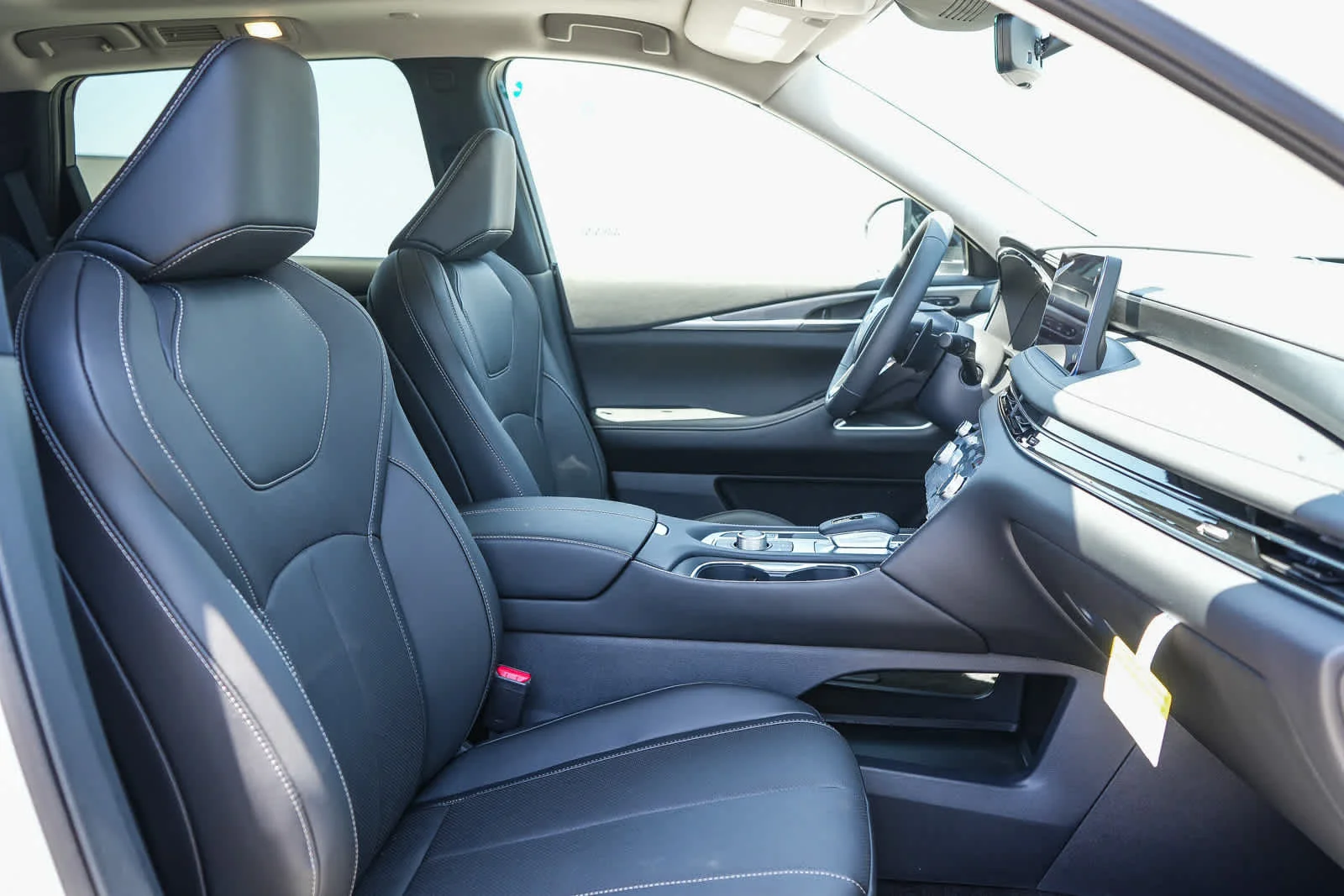 New 2027 MINERAL BLACK INFINITI Luxe FWD image 18
