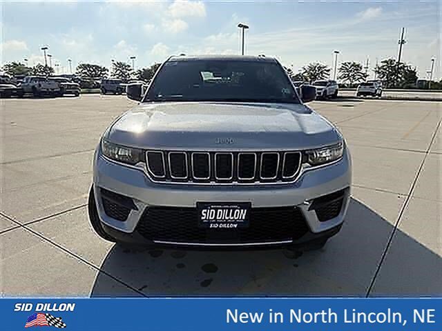 New 2026 Silver Zynith Jeep Laredo image 3