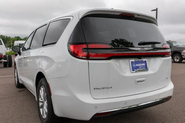 New 2026 Bright White Clear-Coat Exterior Paint Chrysler Select image 7