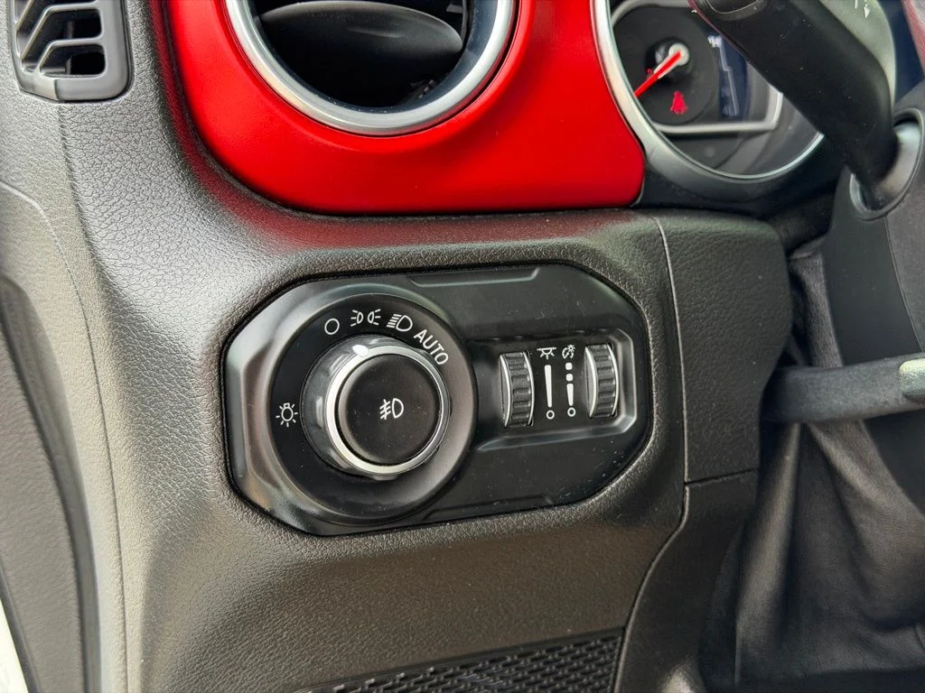 Used 2018 White Jeep Unlimited Rubicon image 18