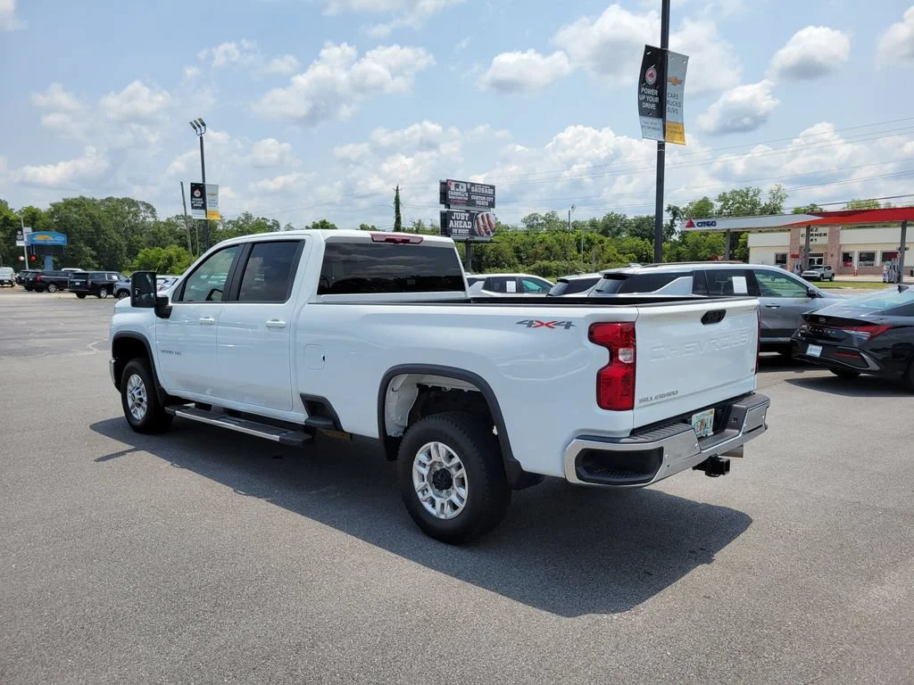 Used 2025 Summit White Chevrolet LT image 4