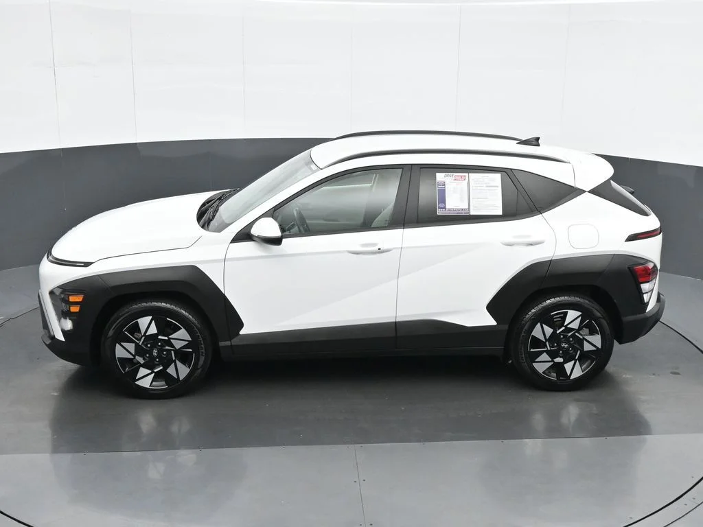 Used 2025 White Hyundai SEL image 19