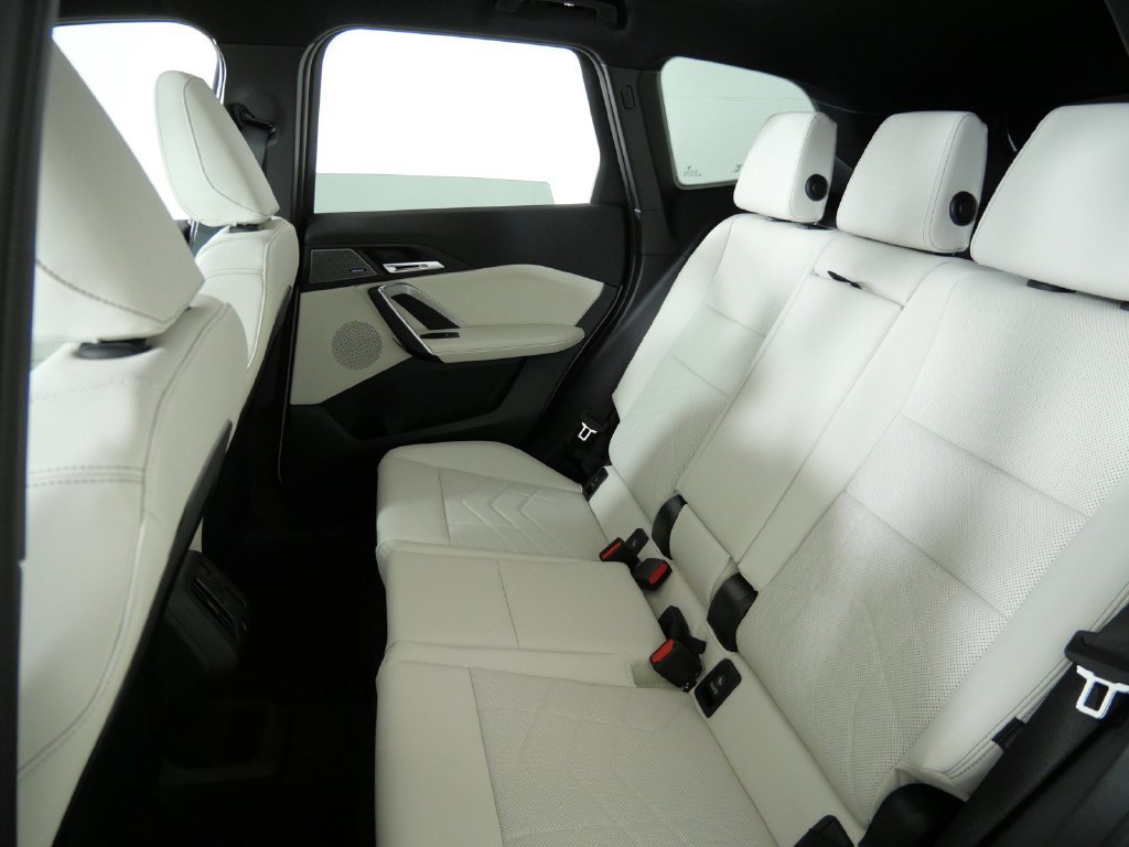 New 2027 Alpine White BMW xDrive28i image 30