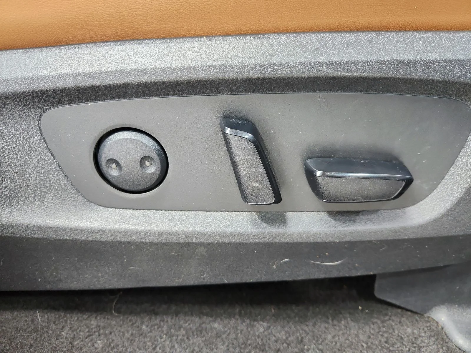Used 2023  Nissan Platinum image 42