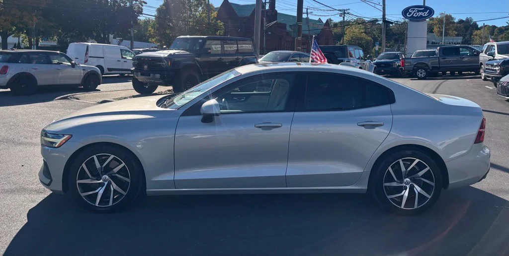 Used 2019 Beige Volvo T6 Momentum image 3