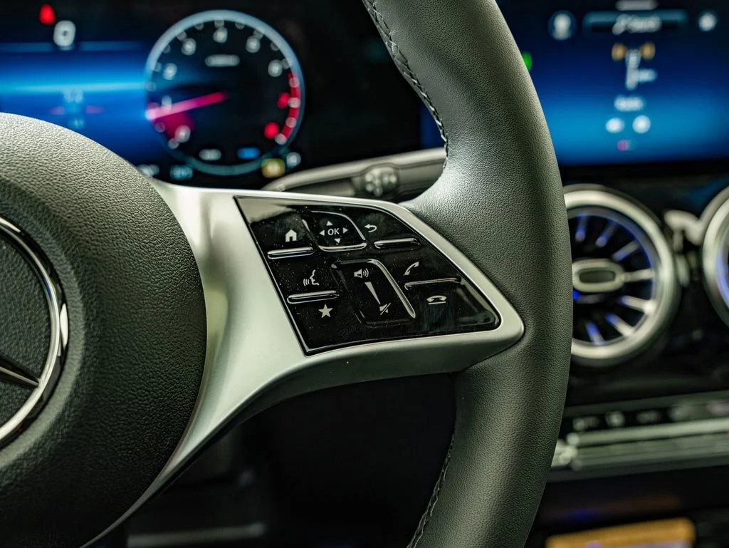 New 2026 Polar White Mercedes-Benz GLB 250 image 19